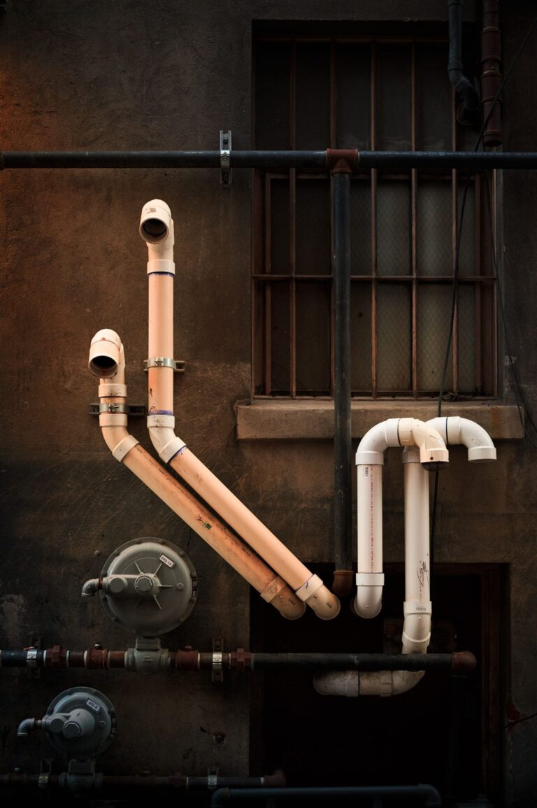 Installation sanitaire dans une salle de bain (photo temporaire)